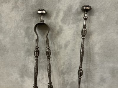Bellissimo set composto da pala e pinze in ferro battuto risalenti al XIX secolo.