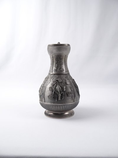 Pichet SKS design en étain 95% style rococo à décor de vendanges