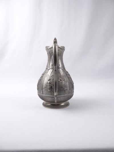 Pichet SKS design en étain 95% style rococo à décor de vendanges