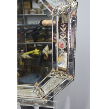 Specchio in stile veneziano di forma ottagonale con design floreale