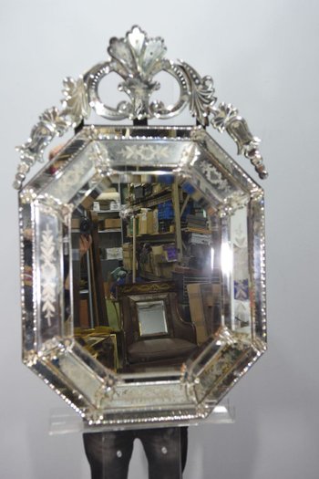 Specchio in stile veneziano di forma ottagonale con design floreale