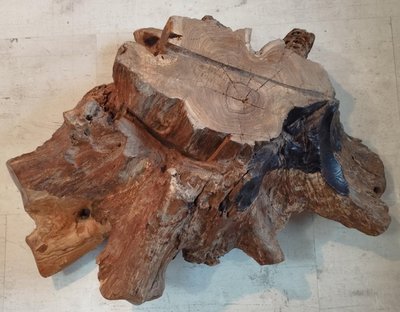Skulpturales Mittelstück aus Holz, organisch geschnitten, brutalistisch.