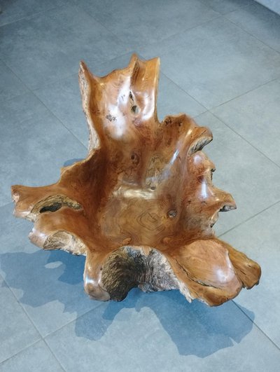 Skulpturales Mittelstück aus Holz, organisch geschnitten, brutalistisch.