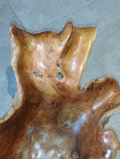 Skulpturales Mittelstück aus Holz, organisch geschnitten, brutalistisch.