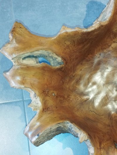 Skulpturales Mittelstück aus Holz, organisch geschnitten, brutalistisch.