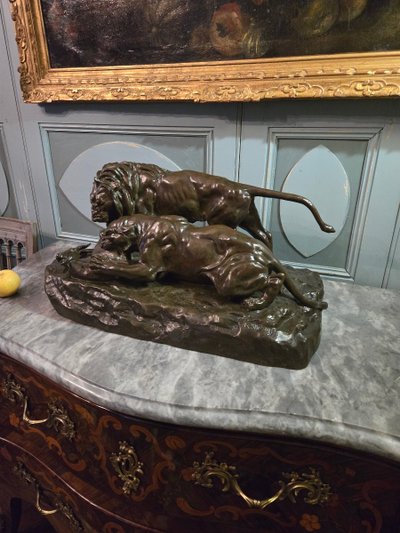 Lion et lionne attaquant une gazelle d'après d’E.Samson, Importante sculpture animalière.