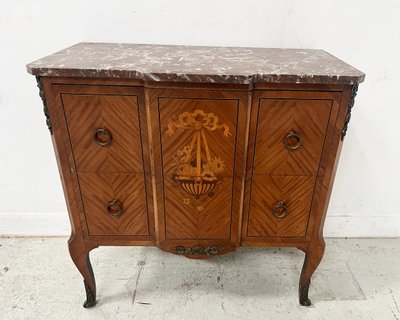 Commode a ressaut de style Transition en bois marqueté XX siècle