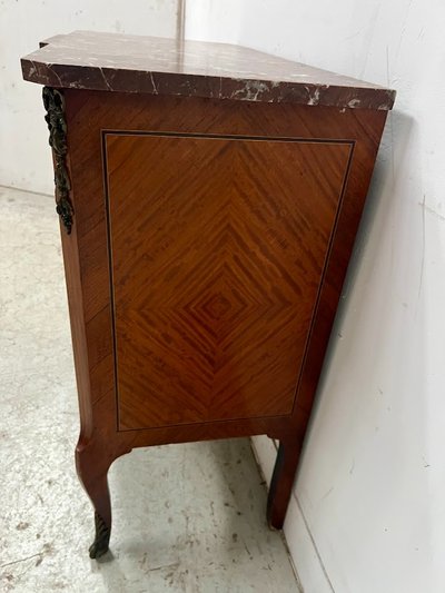Commode a ressaut de style Transition en bois marqueté XX siècle