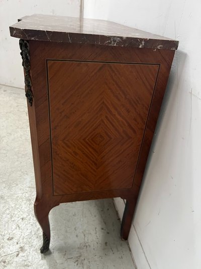 Commode a ressaut de style Transition en bois marqueté XX siècle
