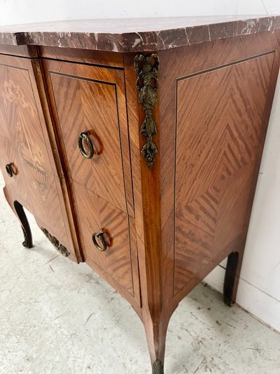 Commode a ressaut de style Transition en bois marqueté XX siècle