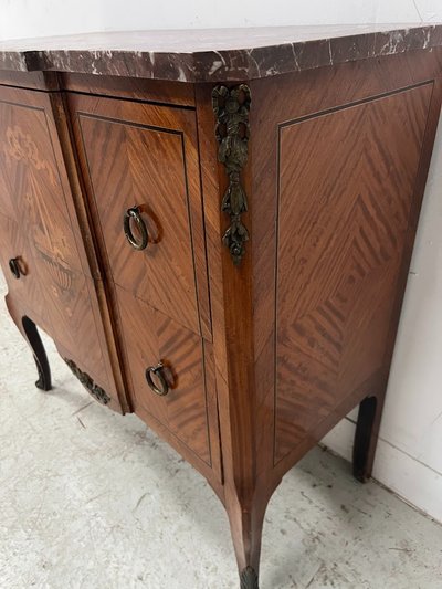 Commode a ressaut de style Transition en bois marqueté XX siècle