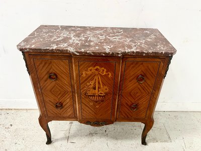 Commode a ressaut de style Transition en bois marqueté XX siècle