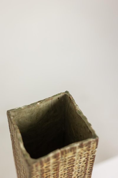 Brutalist-style stoneware vase with plant decoration. Dated 1977. LS6708C