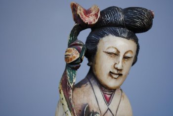 Statuetta Giappone XIX secolo Donna con fiori