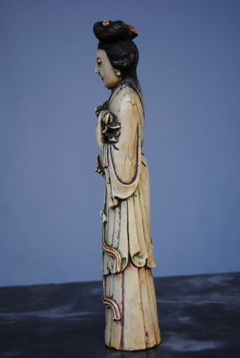 Statuetta Giappone XIX secolo Donna con fiori