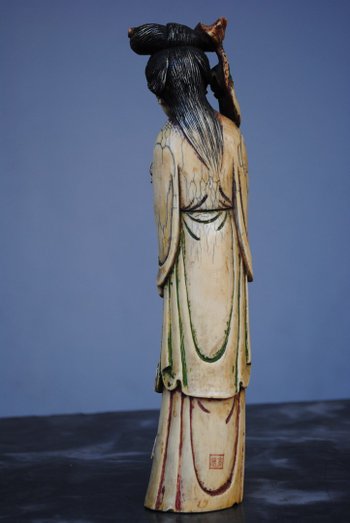 Statuetta Giappone XIX secolo Donna con fiori