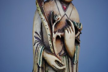 Statuetta Giappone XIX secolo Donna con fiori