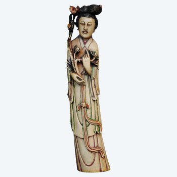 Statuette Japan 19. Jahrhundert Frau mit Blumen