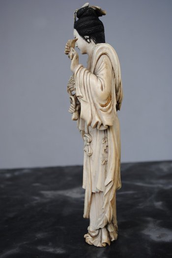 Elegante statuetta Giappone XIX secolo