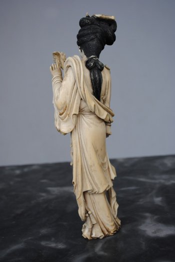 Elegante statuetta Giappone XIX secolo