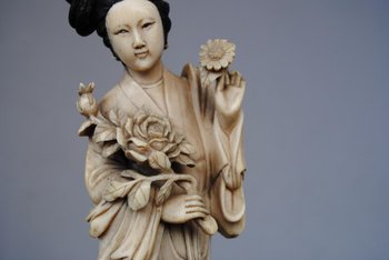 Elegante statuetta Giappone XIX secolo
