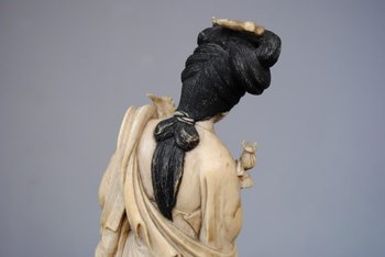 Elegante statuetta Giappone XIX secolo