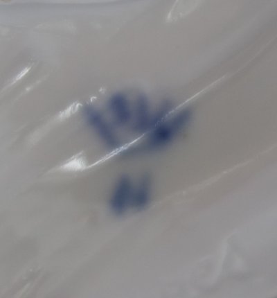 Capodimonte: scena galante del XVIII secolo da Boucher - gruppo in porcellana - firmato