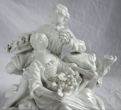 Capodimonte: scena galante del XVIII secolo da Boucher - gruppo in porcellana - firmato