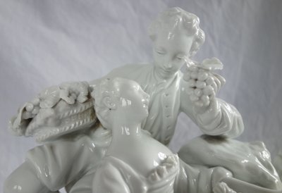 Capodimonte: scena galante del XVIII secolo da Boucher - gruppo in porcellana - firmato