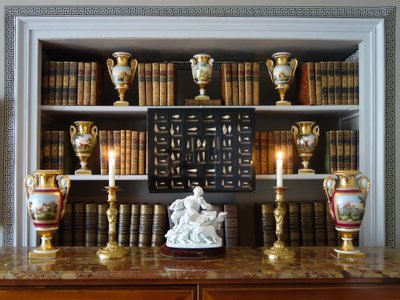 Capodimonte: scena galante del XVIII secolo da Boucher - gruppo in porcellana - firmato