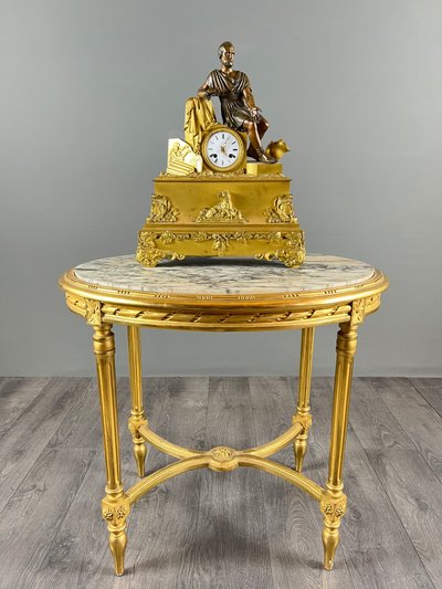 Uhr aus der Empire-Zeit, vergoldet und patiniert, frühes 19. Jahrhundert