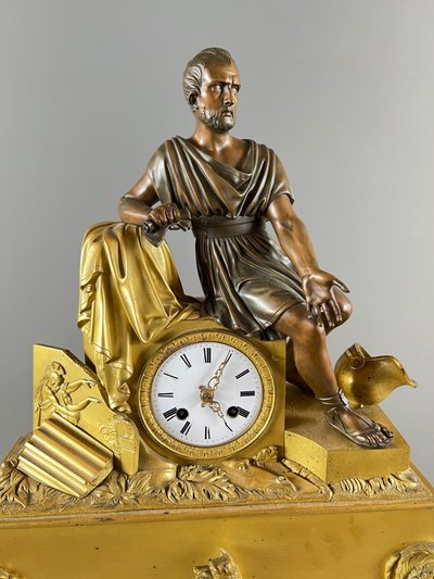 Uhr aus der Empire-Zeit, vergoldet und patiniert, frühes 19. Jahrhundert