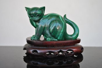 Statuetta di gatto in malachite montata su una base