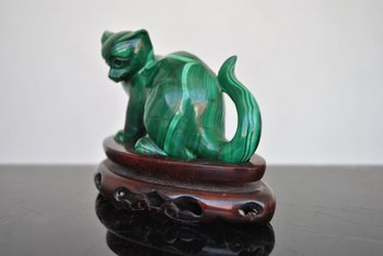 Statuetta di gatto in malachite montata su una base