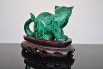 Statuetta di gatto in malachite montata su una base