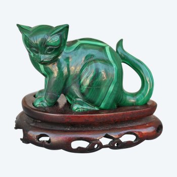 Statuetta di gatto in malachite montata su una base