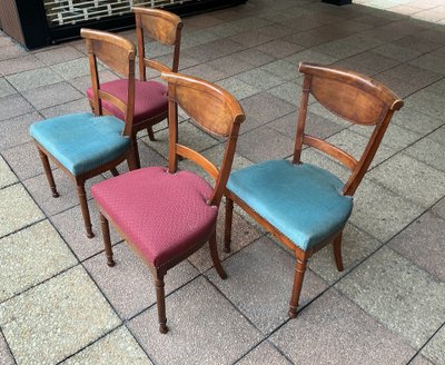 Quattro sedie Directoire in noce.