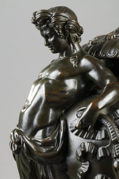A covered bowl in patinated bronze Signed F.  Barbedienne