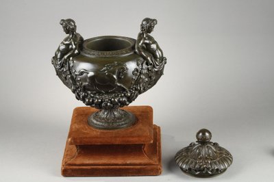 A covered bowl in patinated bronze Signed F.  Barbedienne