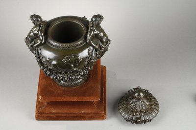 A covered bowl in patinated bronze Signed F.  Barbedienne
