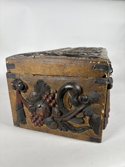 Polychrome, geschnitzte Holztruhe, 16. Jahrhundert, Frankreich