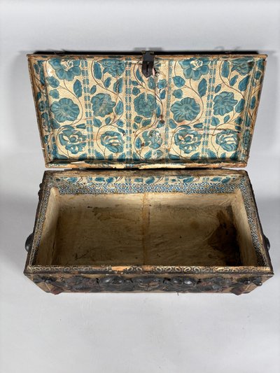 Polychrome, geschnitzte Holztruhe, 16. Jahrhundert, Frankreich