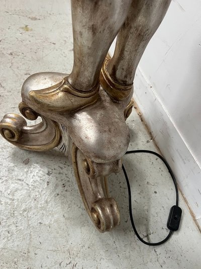 Stehlampe mit silberner nubischer Figur, 20. Jahrhundert