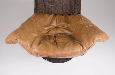 Fauteuil Pivotant en Rotin et Cuir par Gerard Van Den Berg