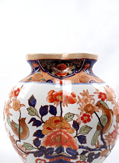 Early 20th century Chinese polychrome porcelain vase in the Imari style, in the shape of Polybius, signed Wan Li Chang