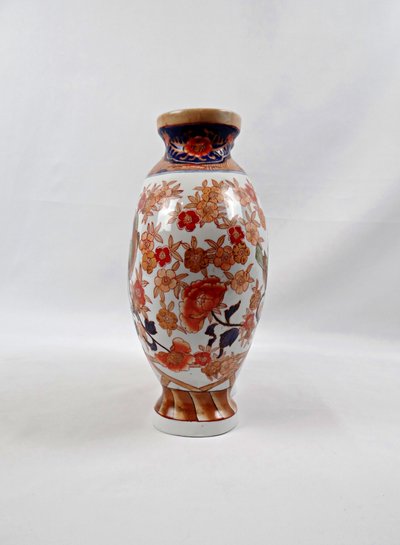 Early 20th century Chinese polychrome porcelain vase in the Imari style, in the shape of Polybius, signed Wan Li Chang