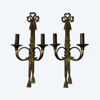 Maison CHARLES Paris. Grande coppia di applique neoclassiche (53 cm) in bronzo dorato. Timbrato