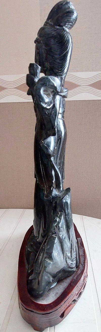 Sculpture chinoise en pierre de lard sur socle en bois début 20eme haut 33.2 cm