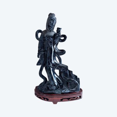 Sculpture chinoise en pierre de lard sur socle en bois début 20eme haut 33.2 cm