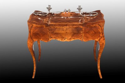 Ébénisterie vénitienne du XVIIIe siècle, Coiffeuse plaquée en noyer et racine de thuya